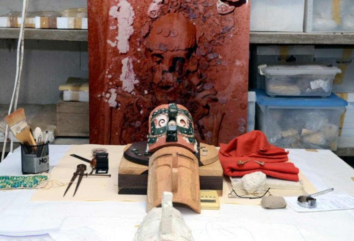 La reina fue la madre madre de Kan B’alam y K’inich K’an Joy Chitam, dos de los gobernantes más destacados del imperio maya. La ubicación de su sepultura, a un costado del Templo de las Inscripciones, en Chiapas, evidencia el rango que ostentaba.