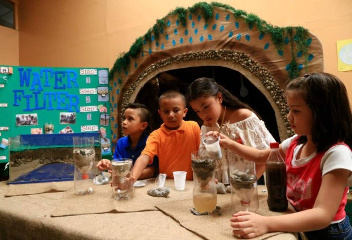 Los pequeños de primer grado de la Saint Thomas Bilingual School expusieron sobre el filtro de agua.