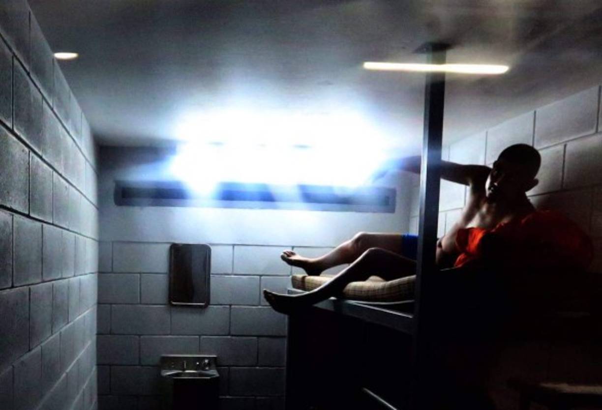 Dentro de la celda, lo único que existe es un retrete o servicio y un espejo de aluminio pulido fijado a la pared.