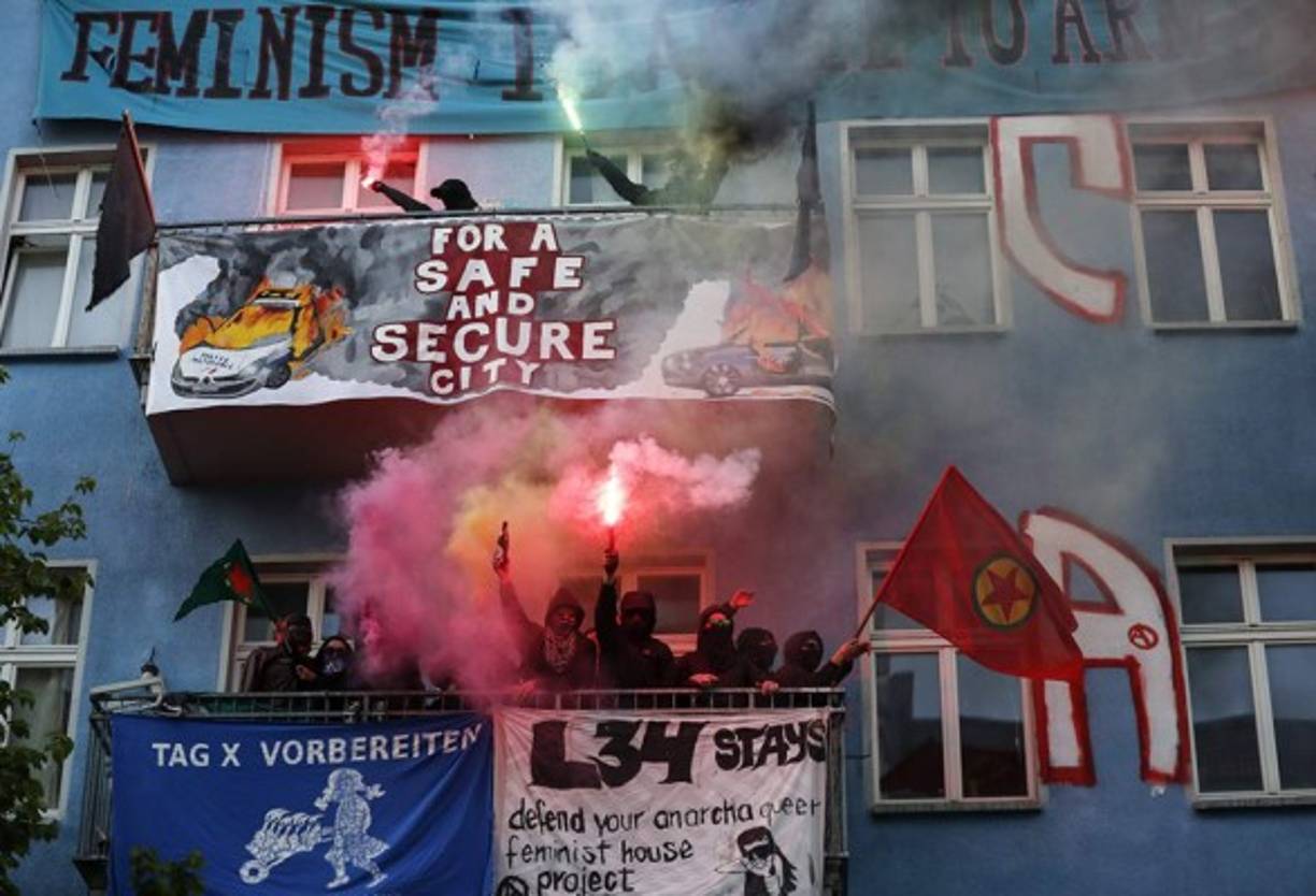 Con pancartas y banderas del partido opositor, un grupo de manifestantes gritaban desde los edificios.