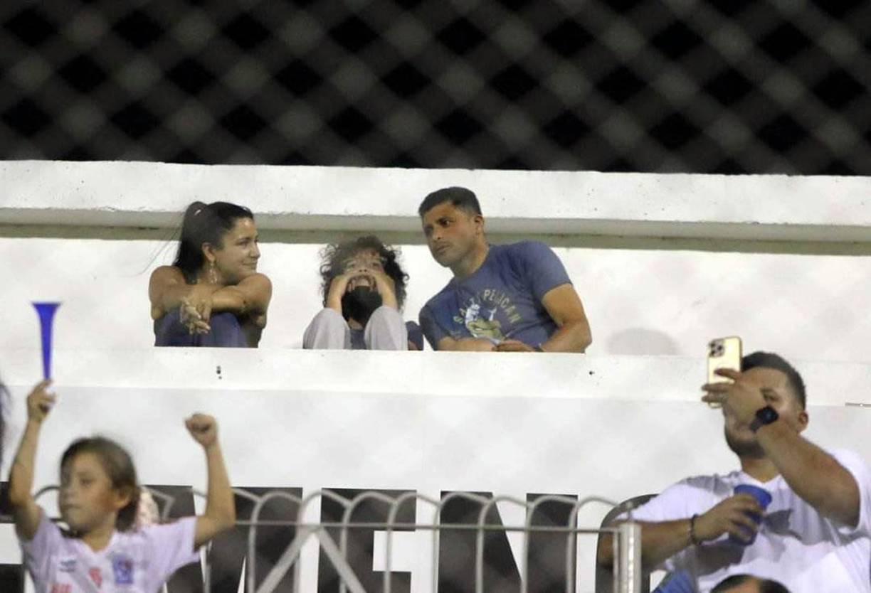 El exportero del Olimpia, Noel Valladares, asistió con su familia a ver el partido frente al Honduras Progreso.