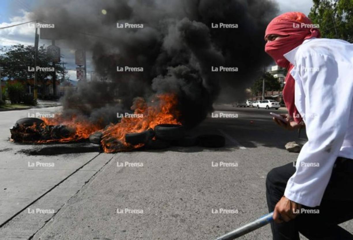 Los miembros de la Policía intentaban liberar el paso del bulevar Suyapa en Tegucigalpa.