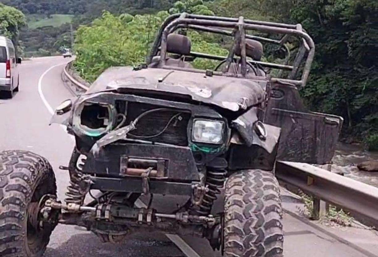 La alta velocidad en la que iban provocó que el automóvil volcará aparatosamente, dando varias vueltas sobre el pavimento. 