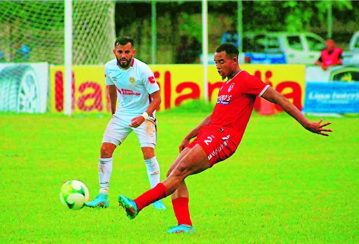 Deyron Martínez - El volante de la Real Sociedad ha estado sonado para reforzar al Real España, pero su presidente Elías Burbara no quiso confirmar su llegada. “En el caso de los posibles fichajes, hemos estados en negociaciones con varios jugadores, con algunos ya llegamos a un acuerdo, pero miestras no estampen sus firmas con documentos legales, no podemos oficializar nada”.