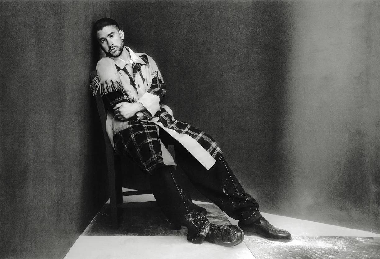 Entre otros aspectos, Martínez evita el estereotipo del machismo latino, y no sólo porque luce manicuras con brillos de arcoíris y faldas de alta costura. Su música es hipersexual y súper específica pero no degradante. Está sucio, claro, pero es sensual y repite sus encuentros con una adoración casi sagrada.