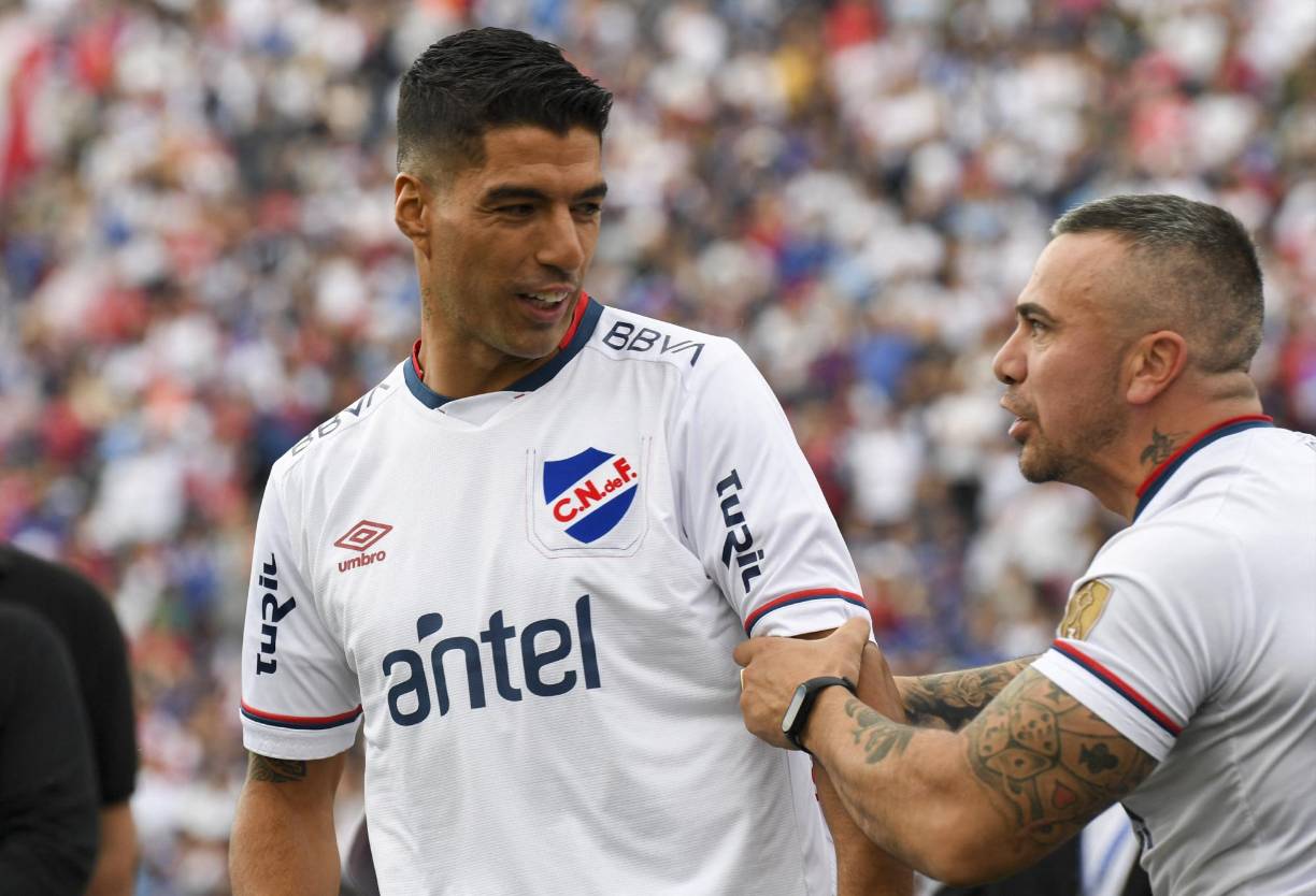 Recibido por el plantel y cuerpo técnico, así como dirigentes políticos hinchas de Nacional de todos los partidos, en la arena Suárez firmó el contrato con el Nacional hasta fin de año.