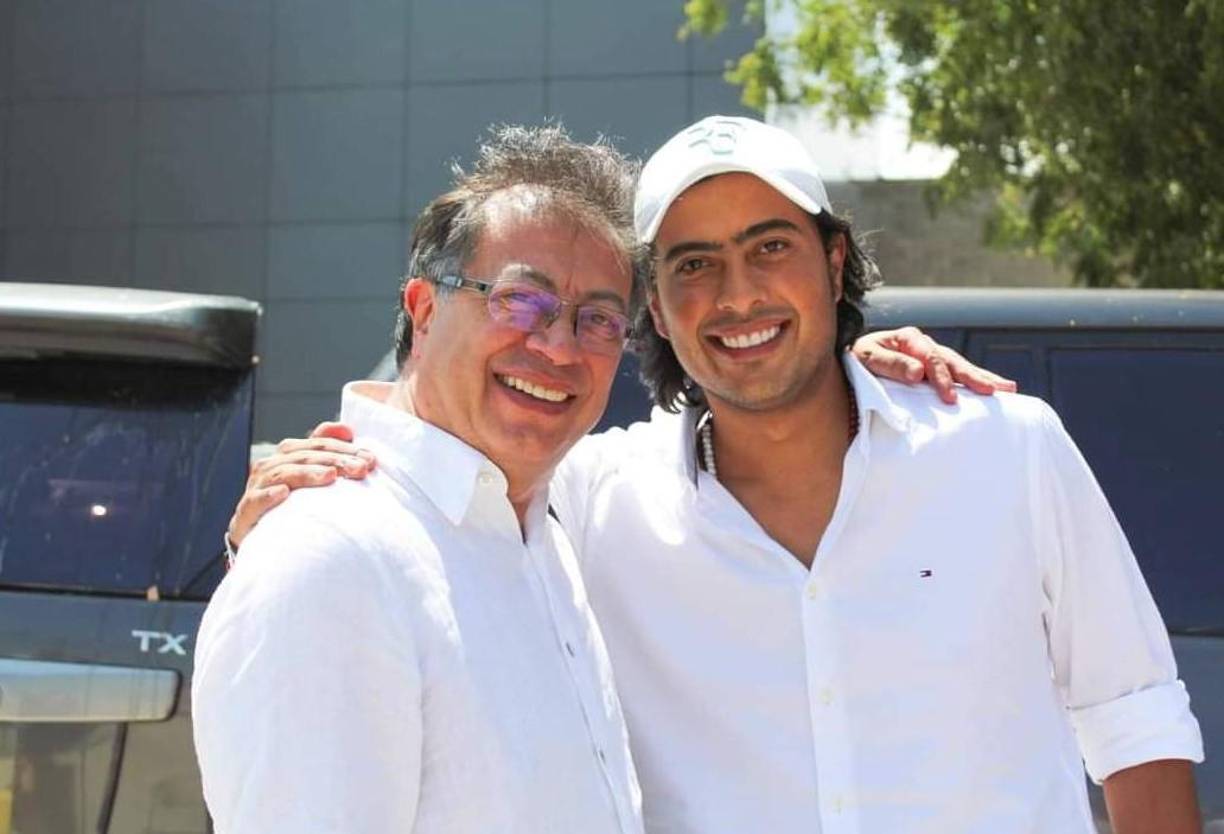 Las reacciones no se hicieron esperar con apoyos al presidente desde el oficialismo y críticas de la oposición, que le echa en cara su supuesta lucha contra la corrupción cuando la tiene en su propia casa. “Le reconozco al señor presidente su ánimo de respetar las instituciones. Sin embargo, (la detención de su hijo) amplía el manto de dudas sobre el posible ingreso de dineros ilícitos a su campaña y la legitimidad del gobierno. Que ironía, su gobierno es hoy todo lo que en su momento criticó”, dijo el senador David Luna, del partido Cambio Radical.