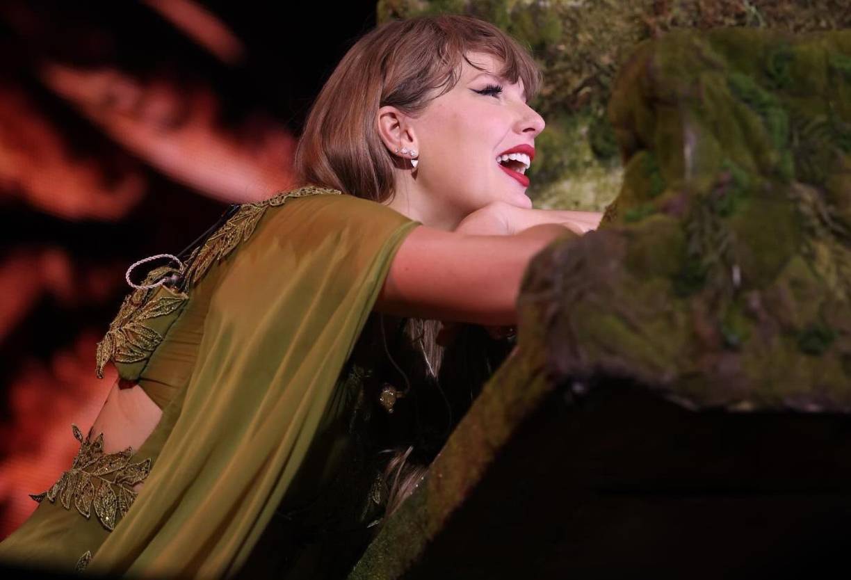 La gira de la estrella estadounidense Taylor Swift, ‘The Eras Tour’, logró un nuevo hito en la historia de la industria musical tras recaudar más de 2.000 millones de dólares en la venta de entradas, informó este lunes The New York Times.