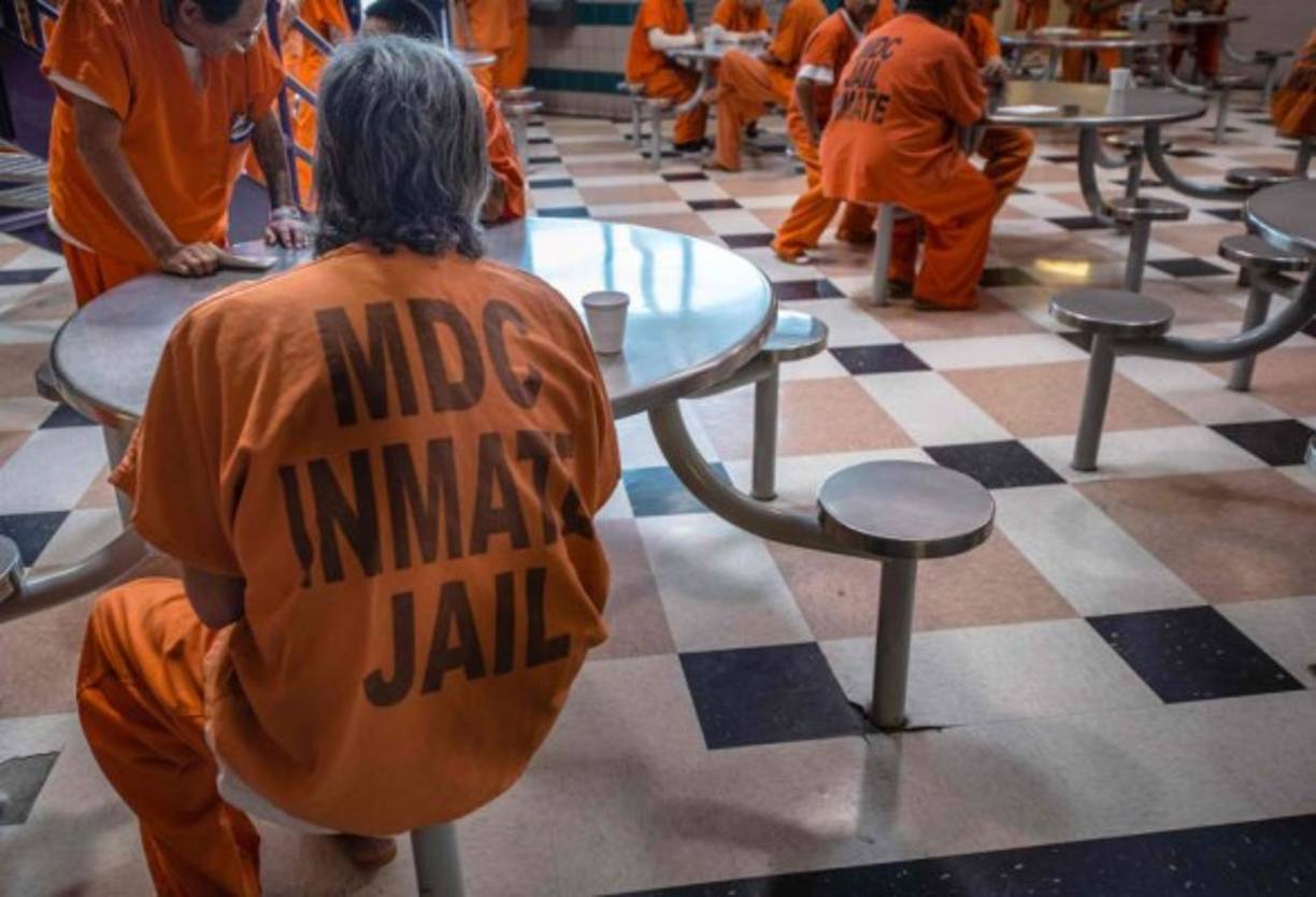 El centro de detención más grande de los Estados Unidos alberga a unos 3,000 reclusos, incluyendo jefes de la mafia, narcotraficantes y terroristas. Provee servicios médicos y psicológicos y para aquellos detenidos que no hablen inglés deben asistir a clases obligatorias de este idioma.