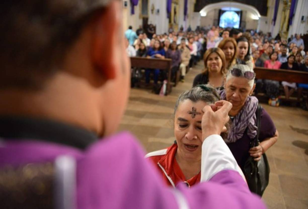 Católicos hondureños celebran el Miércoles de Ceniza que marca el inicio de la Cuaresma, un período de penitencia para los cristianos antes de Pascua, en Tegucigalpa. AFP