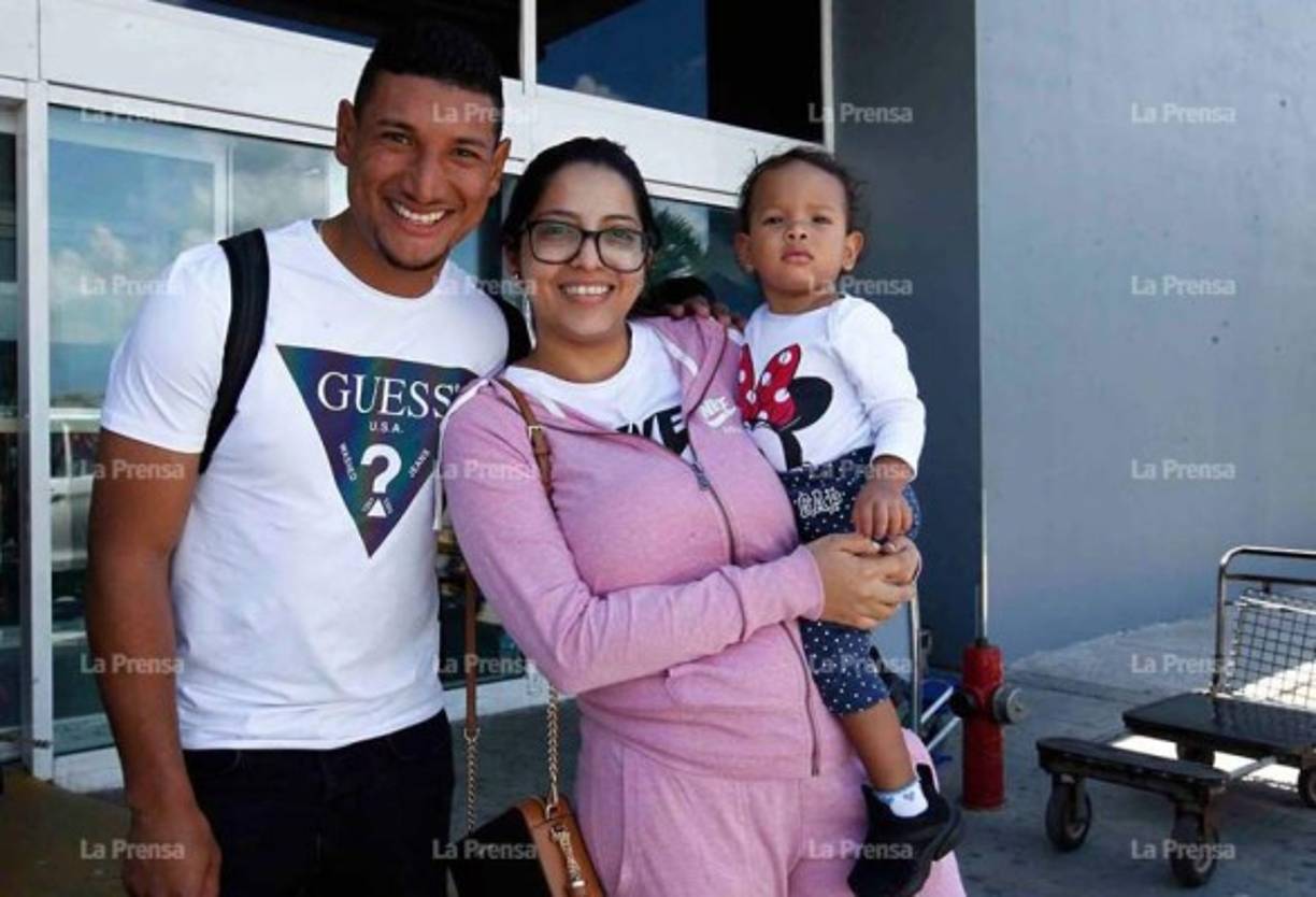 Bryan Acosta fue recibido en el Aeropuerto por su esposa e hija.