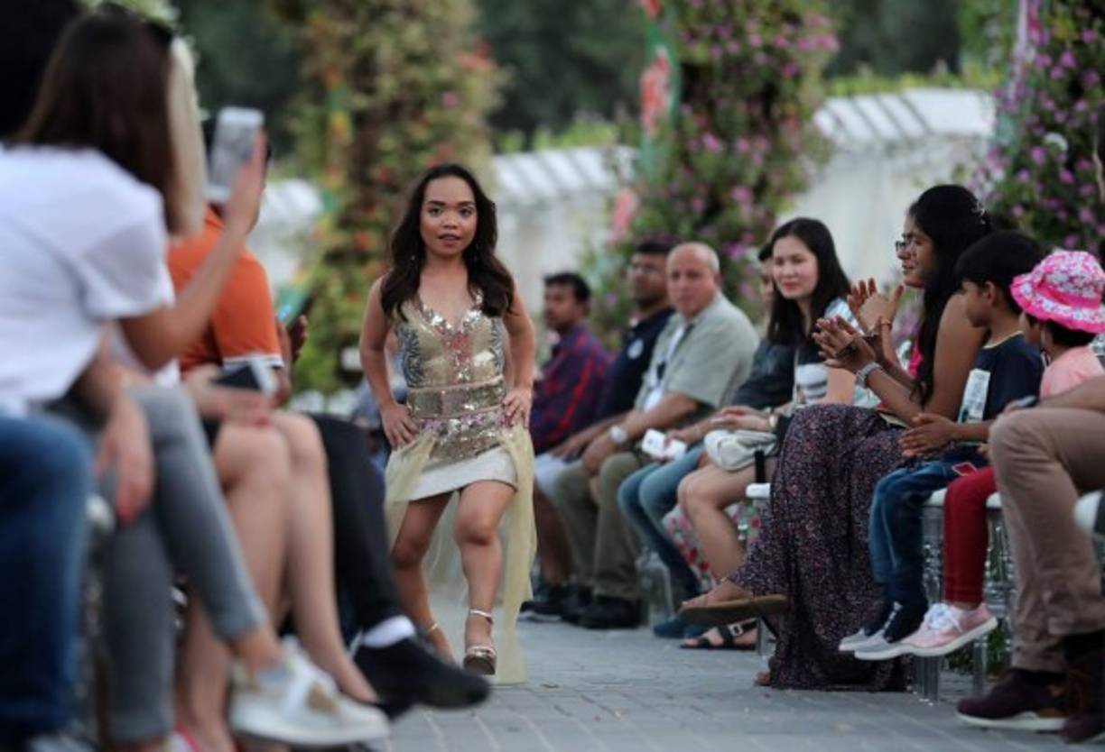 Una de las modelos enanas en el desfile de modas en Dubai. Foto: AFP