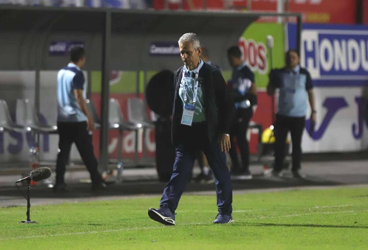 Con el rostro desencajado y cabizbajo se marchó Reinaldo Rueda del estadio Nacional Chelato Uclés tras la derrota.