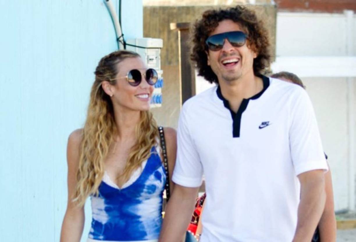 Tras seis años de relación, el portero mexicano Guillermo Ochoa y la modelo Karla Mora se casaron en el 2017. El portero es uno de los involucrados en la fiesta que armaron con damas de compañía el pasado sábado 2 de junio.
