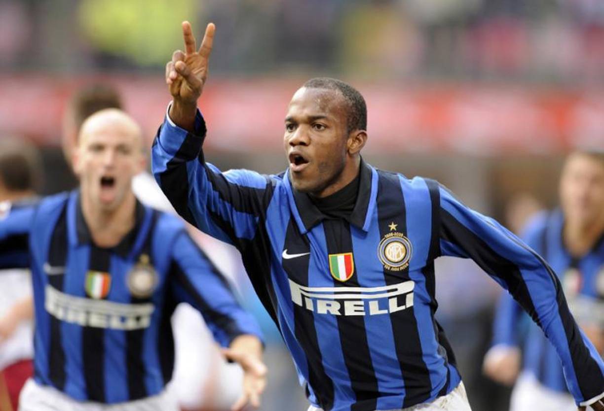 2. David Suazo se convirtió en el segundo futbolista hondureño en jugar en la Champions League y lo hizo vistiendo la camiseta del Inter de Milán. 