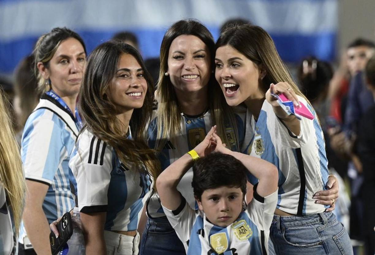 Las novias y esposas de los jugadores de Argentina estuvieron en un sector del campo.