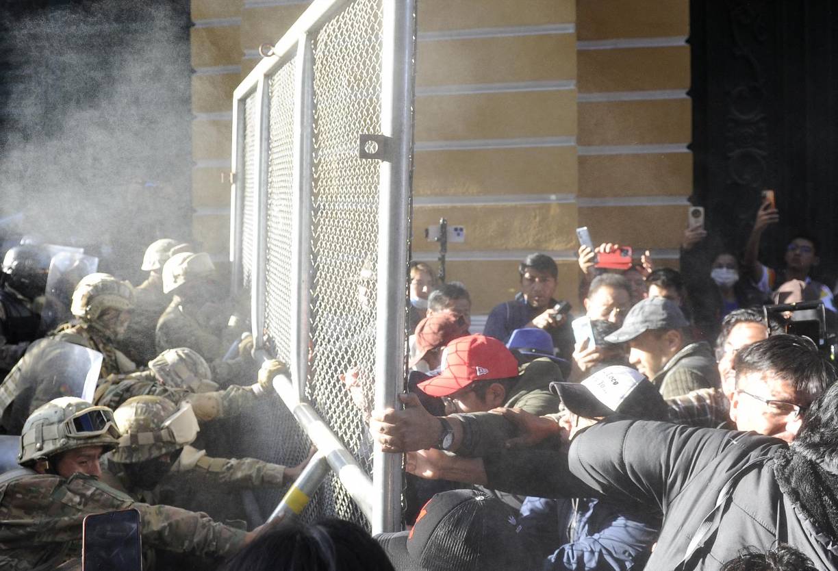 Poco después, EFE constató algunos enfrentamientos en los exteriores ya que algunos civiles comenzaron a exigir con más vehemencia que los militares se fueran, golpeaban las tanquetas y lanzando petardos contra los soldados. La respuesta inmediata de los uniformados fue arrojar gas lacrimógeno a los manifestantes.