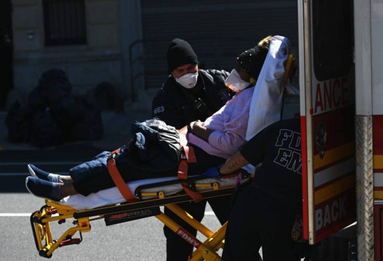 Bajo las órdenes del gobernador demócrata Andrew Cuomo, las autoridades del estado están trabajando contrarreloj para tratar de ampliar su capacidad hospitalaria ante el aluvión de enfermos de Covid-19 que están llegando a los centros y que se espera que se multipliquen durante los próximos días.