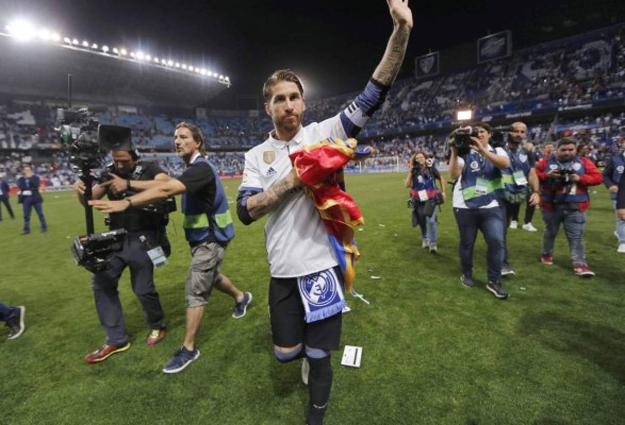 Real Madrid's Spanish-Dominican forward Mariano (bottom) celebrates his goal with Real Madrid's Brazilian defender Marcelo during the UEFA Champions League group G football match between Real Madrid CF and AS Roma at the Santiago Bernabeu stadium in Madrid on September 19, 2018. / AFP PHOTO / GABRIEL BOUYS