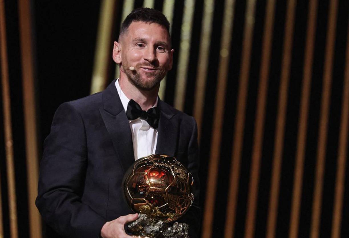 El Teatro del Châtelet de París, Francia, fue el escenario en donde el futbolista argentino Lionel Messi fue escogido por la prensa especializada como el mejor jugador del planeta y ganó su octavo Balón de Oro. Sorpresa con las votaciones.
