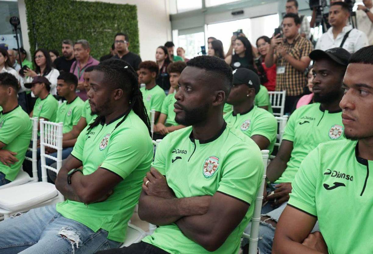La plantilla de jugadores, cuerpo técnico y directivos del Marathón se hicieron presentes a Diunsa Plaz Pedregal.