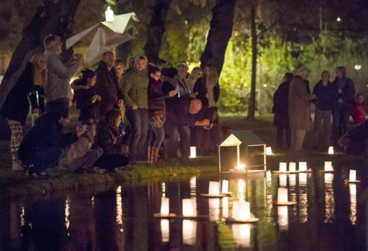En Holanda las personas colocan velas en un dique del Vondelpark para honrar así la memoria de sus fallecidos.