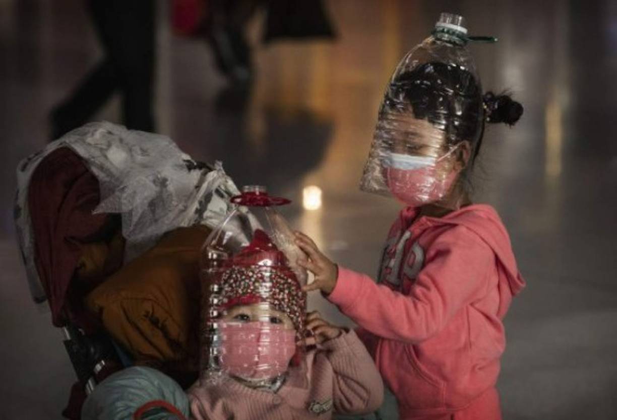 People wear face masks against the spread of the new coronavirus at a market in Tegucigalpa on April 8, 2020. - 312 cases of COVID-19 were reported in Honduras, with 22 deaths. (Photo by ORLANDO SIERRA / AFP)