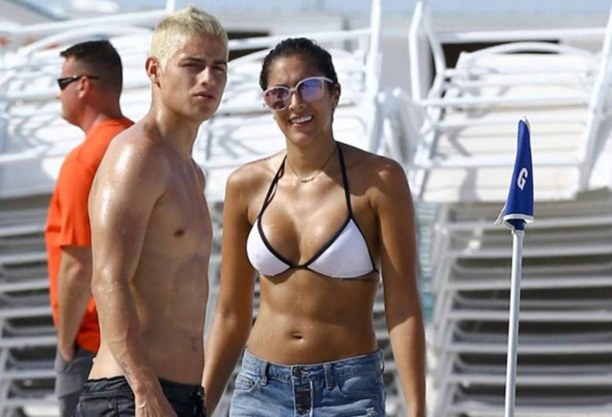 Players and staff call for medics after Napoli's Colombian goalkeeper David Ospina (Bottom) lost consciousness after sustaining a head injury during the Italian Serie A football match Napoli vs Udinese at the San Paolo stadium in Naples. (Photo by Carlo Hermann / AFP)
