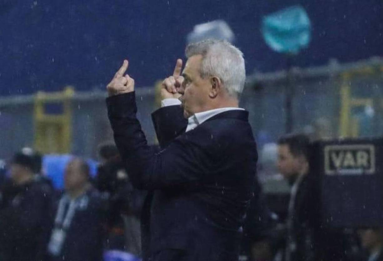 El gesto obsceno del ‘Vasco‘ Aguirre contra los aficionados hondureños en el estadio Morazán.