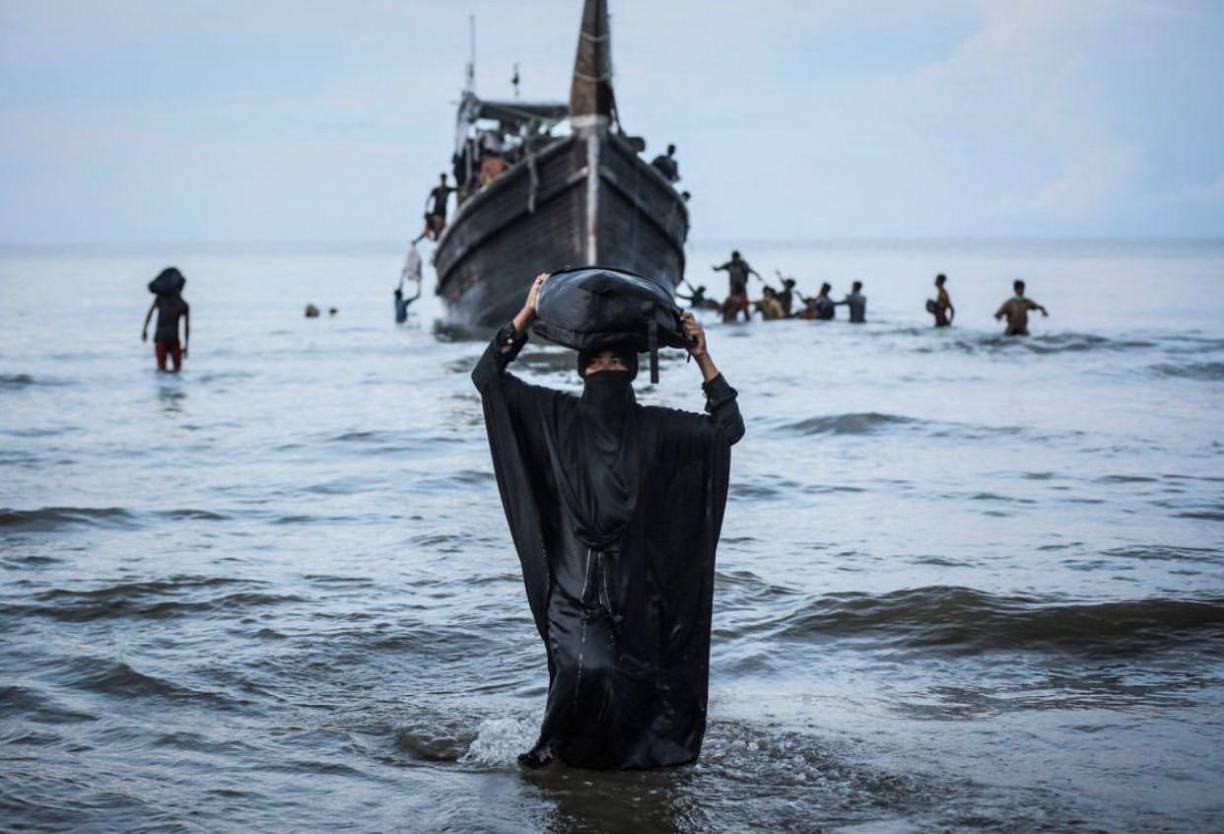 <b>09. </b>Un refugiado rohingya recién llegado camina hacia la playa después de que la comunidad local decidiera permitirles desembarcar temporalmente en busca de agua y comida en Ulee Madon, provincia de Aceh, Indonesia, el 16 de noviembre de 2023.