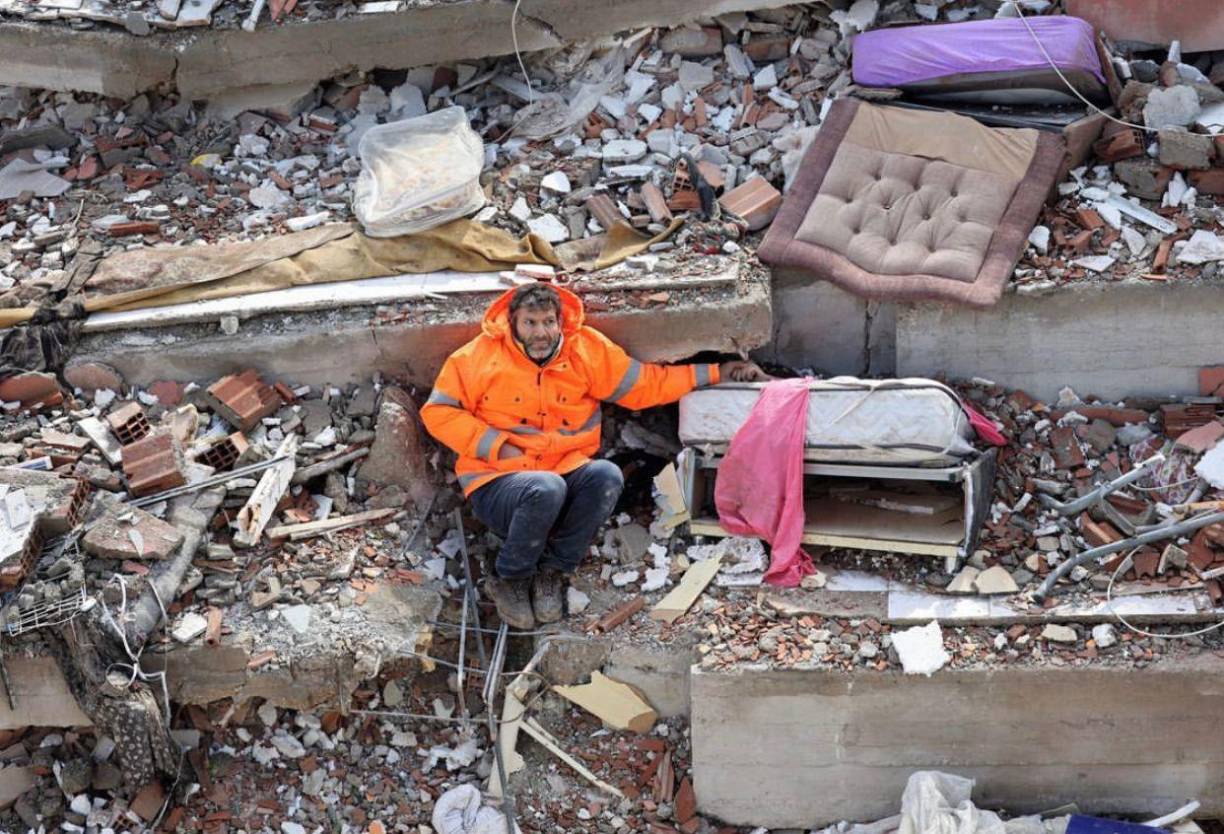 <b>04.</b> Mesut Hancer sostiene la mano de su hija Irmak, de 15 años, que murió en el terremoto de Kahramanmaras, cerca del epicentro del terremoto, el día después de que un terremoto de magnitud 7.8 sacudiera el sureste del país, el 7 de febrero de 2023.