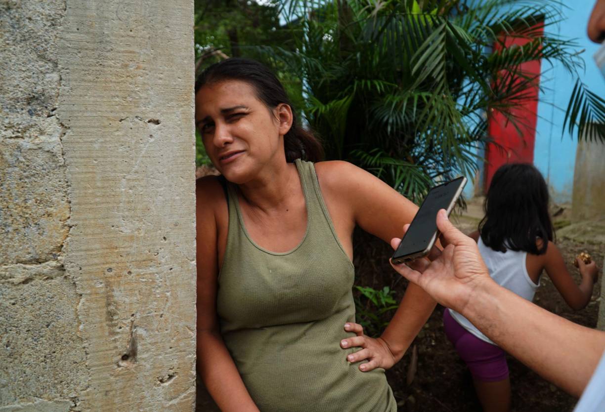 La madre dijo no ha podido comunicarse con ella porque el teléfono celular que anda suena apagado.