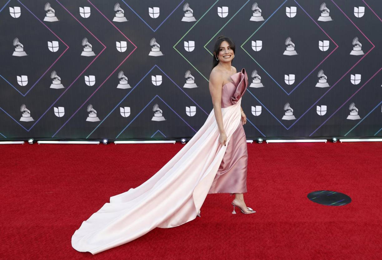 Las estrellas apuestan por los tonos rosas en la alfombra roja de los Latin Grammy 2021