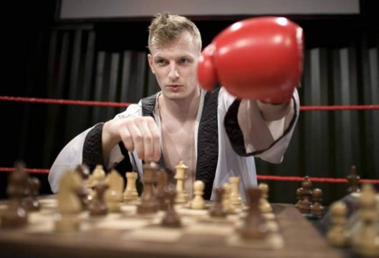 CHESS BOXING<br/>Los opuestos se atraen, como demuestra esta disciplina que combina uno de los deportes más rudos con uno de los más cerebrales.<br/>Este competencia, que comenzó como un invento salido de una historieta terminó convertido en un deporte real.<br/>Para ganar hay que jugar un partido de hasta 11 asaltos con seis rondas de ajedrez de cuatro minutos cada una y cinco de boxeo, de tres minutos cada una. El ganador del partido es el primero que venza en alguno de los dos deportes, por lo que hay que ser bueno tanto en el tablero como en el cuadrilátero.
