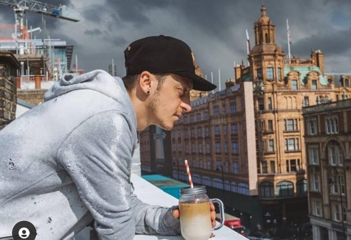 Además, Mesut pretende acuñar una moneda digital para entrar en el pujante negocio de las criptomonedas durante este 2022. Su primera incursión en el mundo digital será el lanzamiento de su propio NFT (token no fungible).