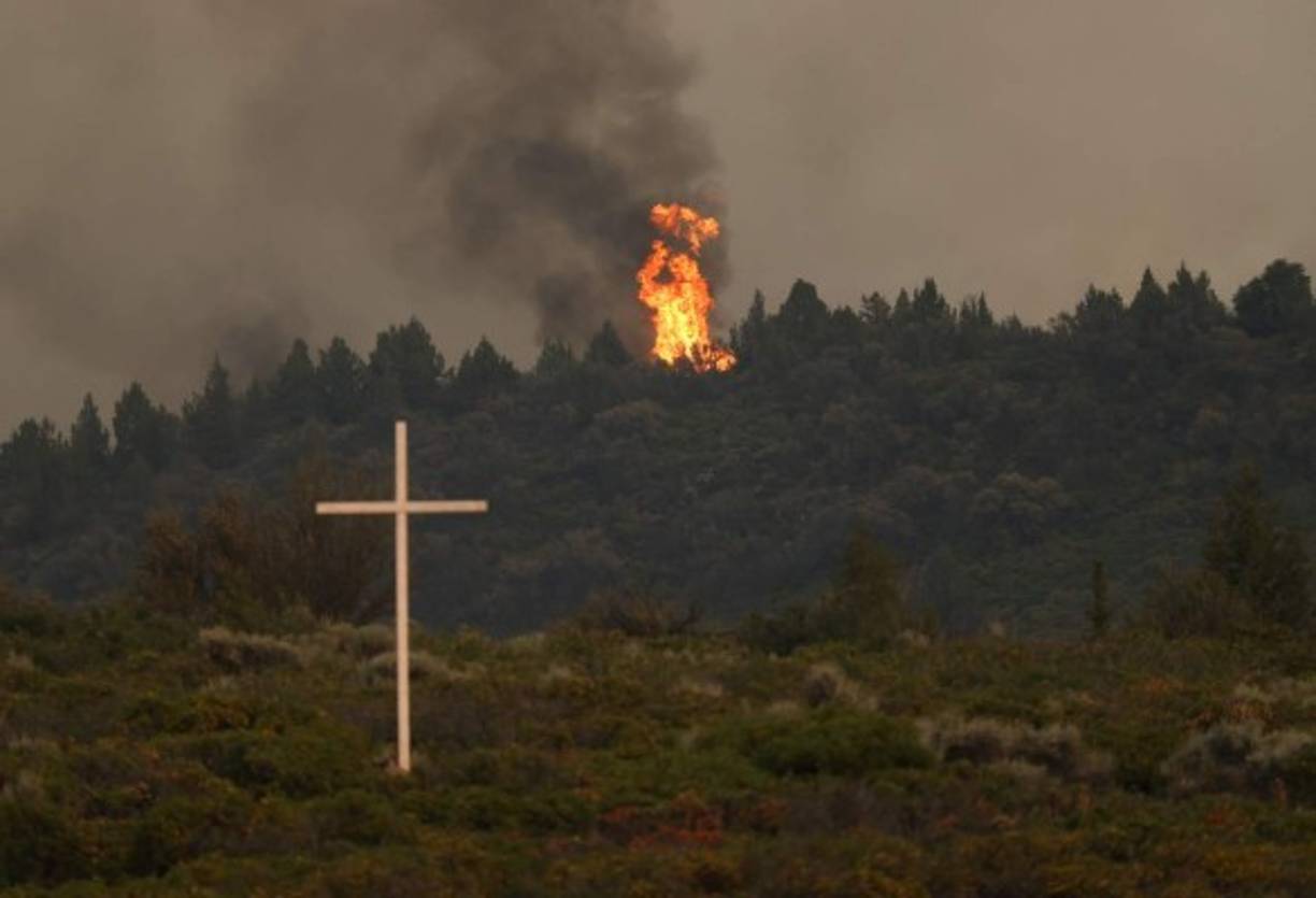 La población entera de Lytton, unos 250 habitantes, fue evacuada la noche del miércoles, al día siguiente de que la localidad estableciera un récord canadiense de temperatura alta al marcar 49,6 grados Celsius.