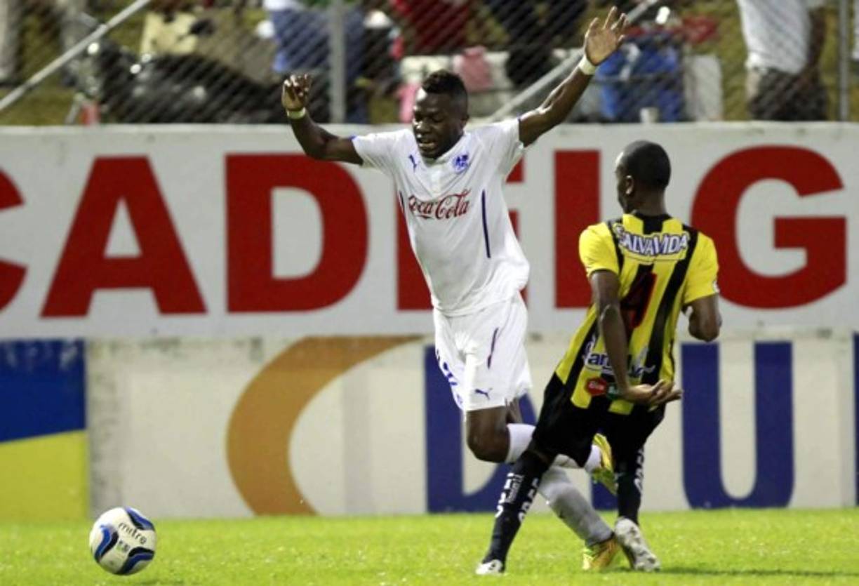 Kevin Álvarez hizo este clavado intentado engañar al árbitro, quien lo amonestó.