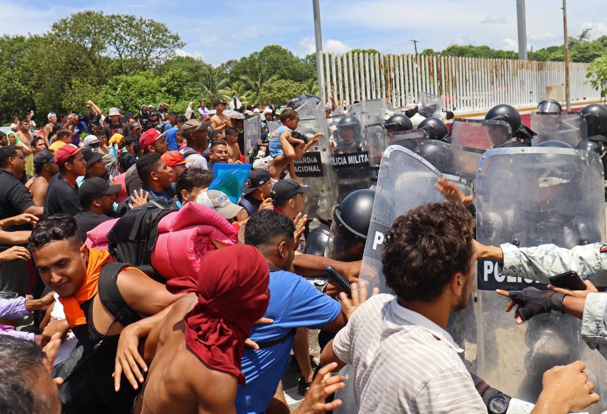 El Instituto Nacional de Migración (INM) los está atendiendo sólo con cita previa, según informaron a los migrantes que caminaron varios kilómetros en caravana hasta esta atención migratoria para recibir una visa humanitaria.