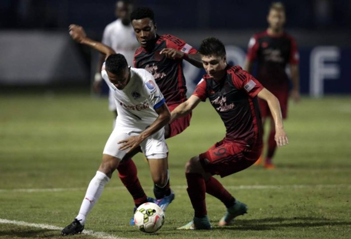 Bayron Méndez marcado por Rodney Wallace y Jorge Villafaña.