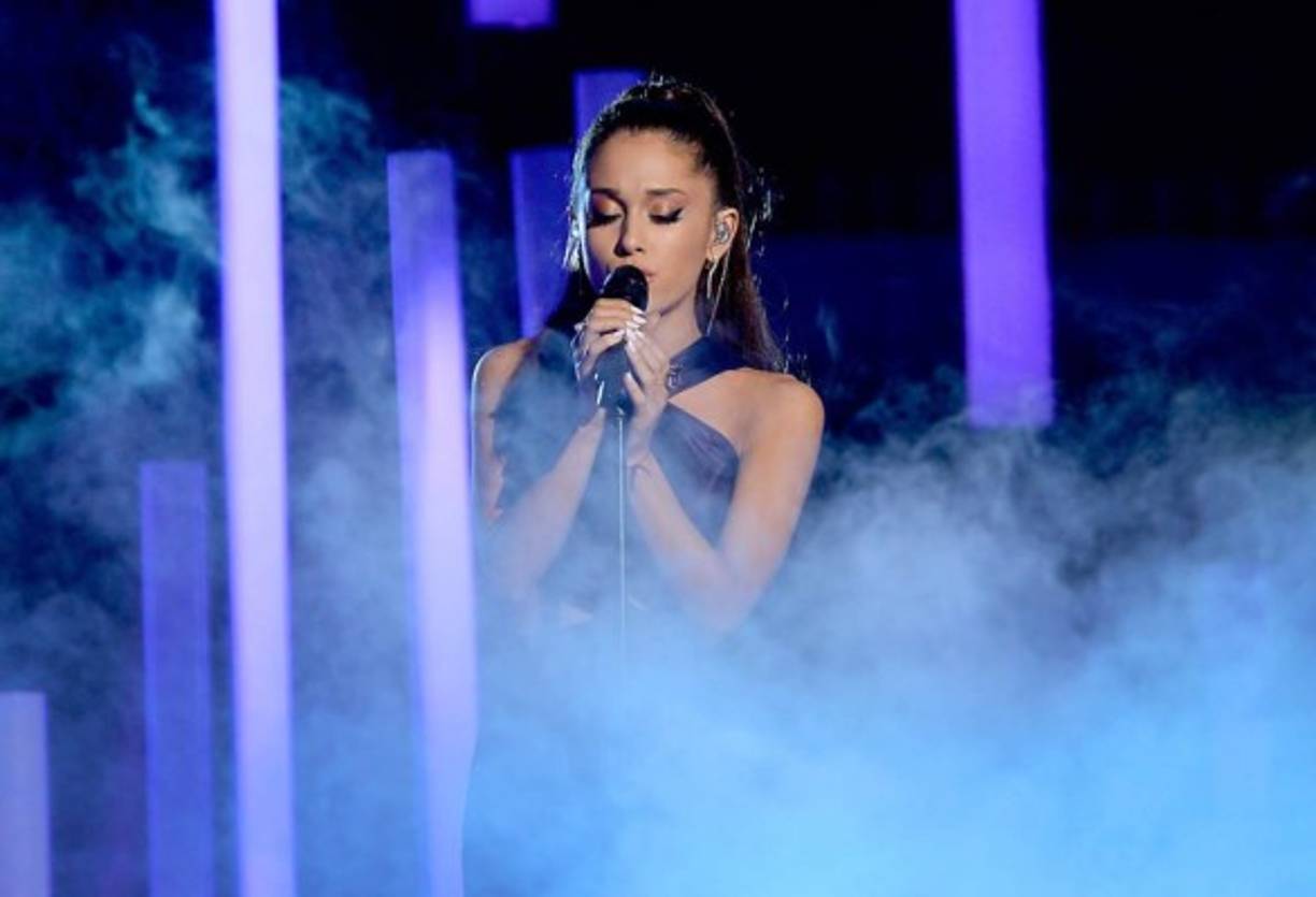 Ariana Grande no podía faltar en la entrega de los GRAMMY.