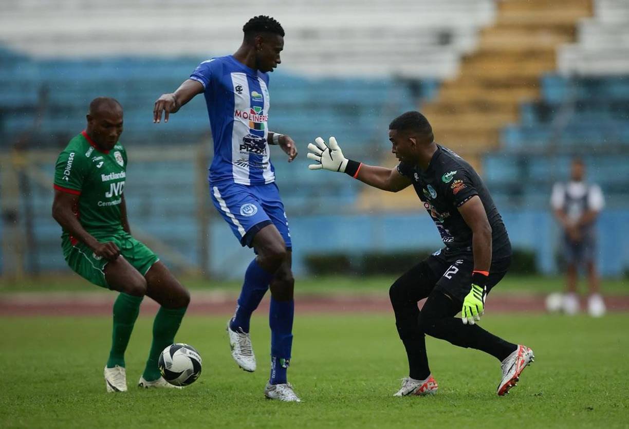 El portero José Mendoza, en su debut con Victoria, se equivocó en una salida y le dejó el balón a Juan Anangonó, quien no perdonó y marcó el 1-0.