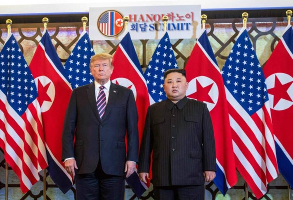 Al ser preguntado sobre si al término de la cumbre habrá una declaración bilateral para poner fin a la Guerra de Corea (1950-53), que se cerró con un alto el fuego y no un acuerdo de paz, el presidente estadounidense respondió: 'ya veremos'.<br/>