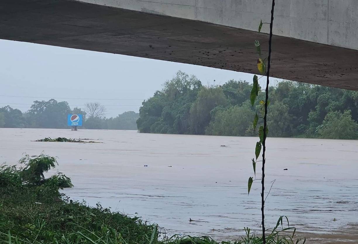 Su repentina crecida este sábado mantiene en zozobra a pobladores de diversos sectores aledaños a las riberas del río. 