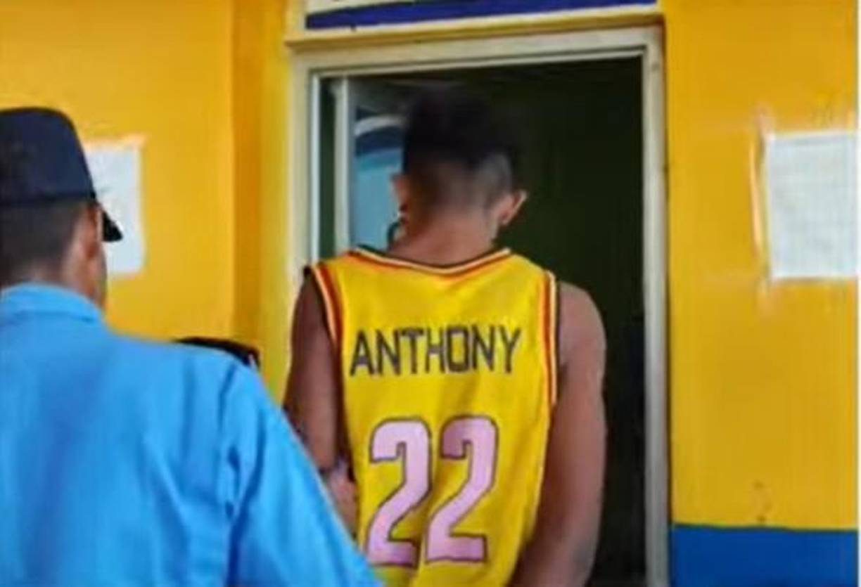 Vecinos lo auxiliaron y el cuerpo de bomberos lo trasladó al Hospital de Occidente en donde se confirmo que había muerto al momento de ser ingresado a dichas instalaciones.