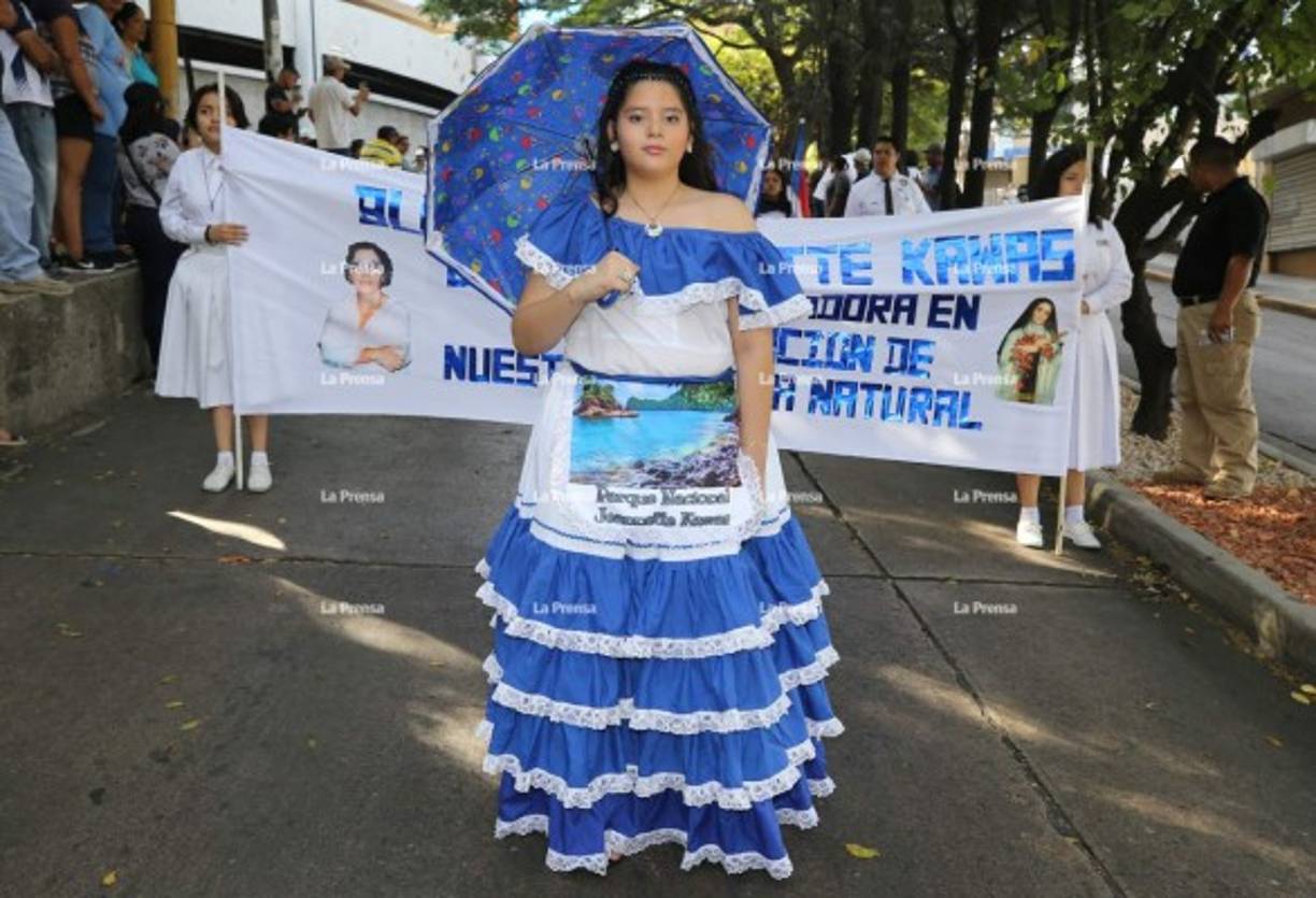 Representante el medio ambiente, la belleza del parque Jeannethe Kawas se muestra en el vestido de esta niña capitalina.