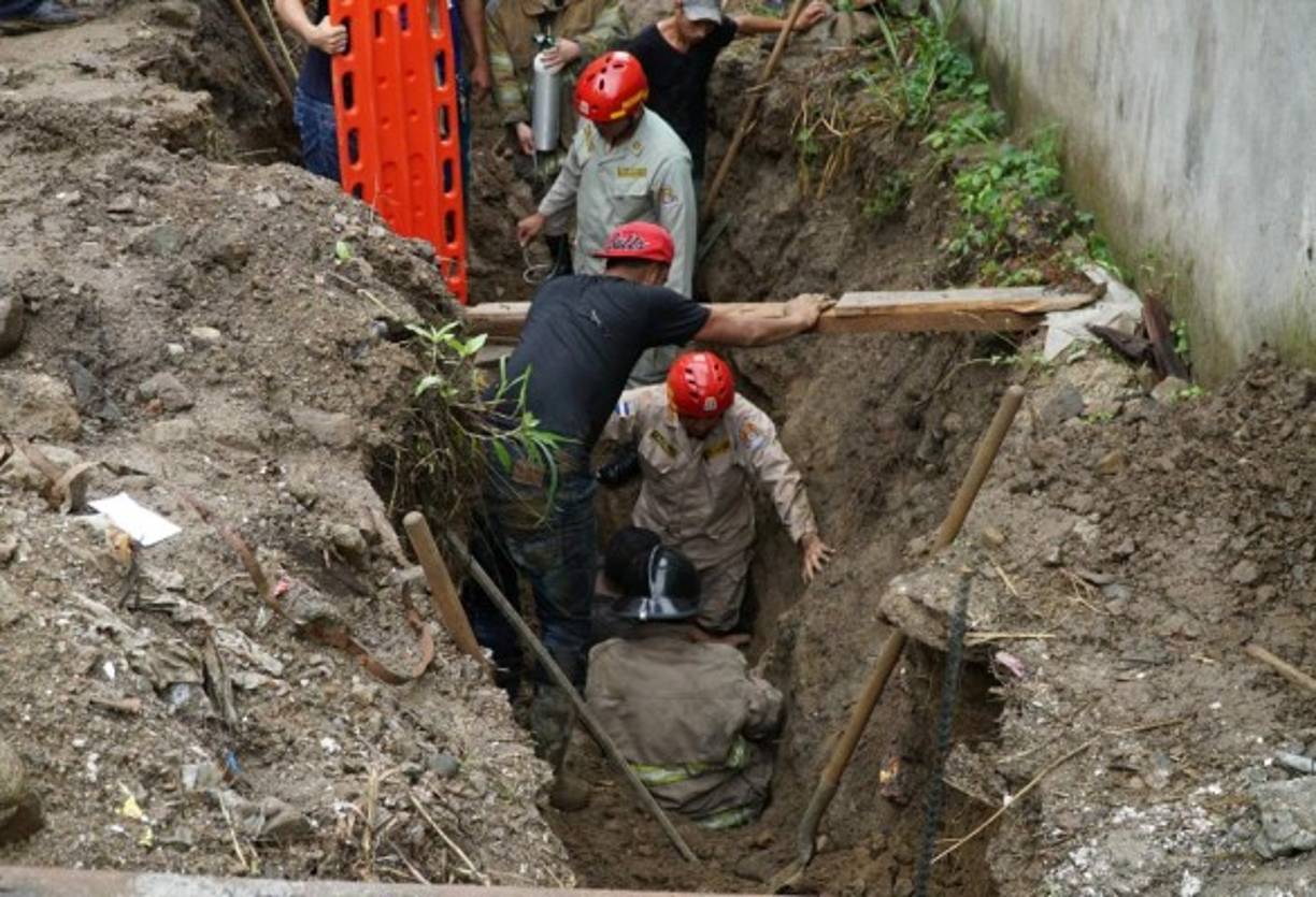 Los trabajadores instalaban una tubería de agua potable.
