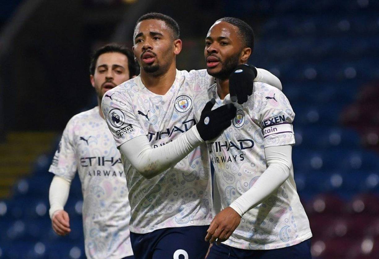 Según publica Daily Mail, los delanteros Raheem Sterling y Gabriel Jesus han entrado en su último año de contrato con el Manchester City y ambos interesan al Chelsea, en especial el jugador inglés. El brasileño ha sido ofrecido, como también al Tottenham y Arsenal.