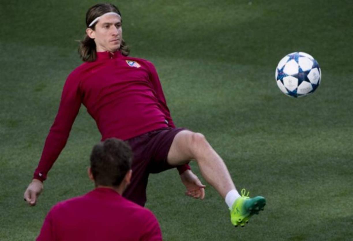 Filipe Luis: Medios señalan que el lateral brasileño ha pedido salir del Atlético ya que desea jugar en el PSG de Francia.