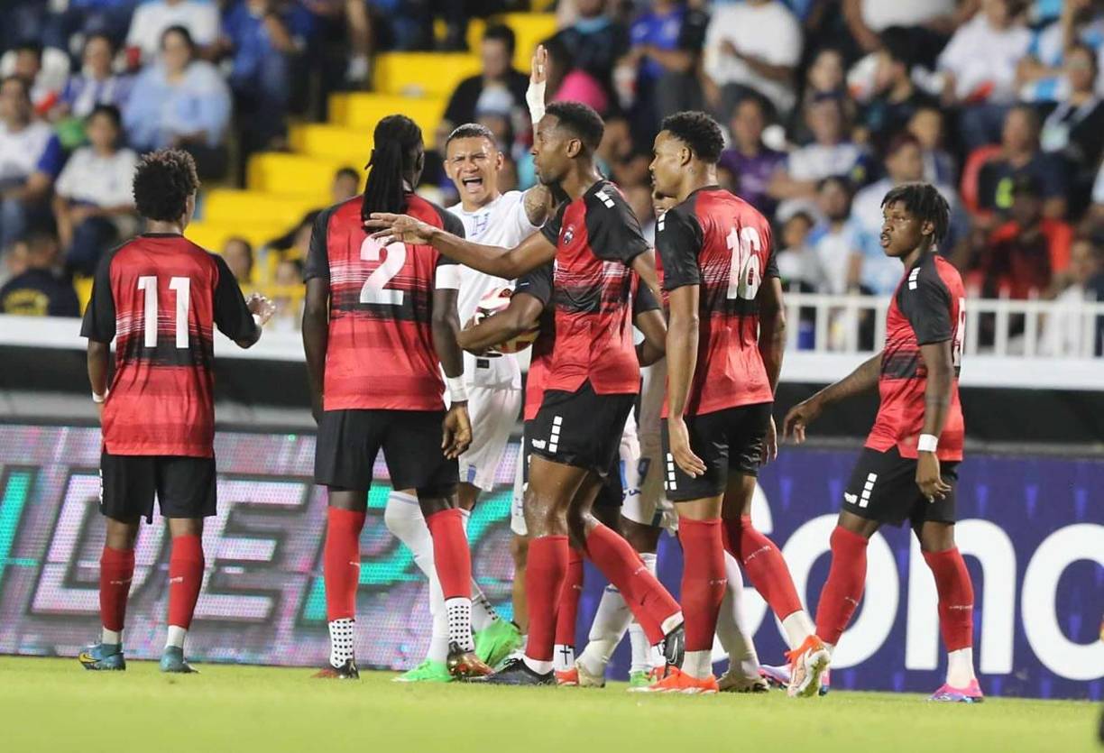 Kervin Arriaga separó a Luis Palma de los jugadores de Trinidad y Tobago.