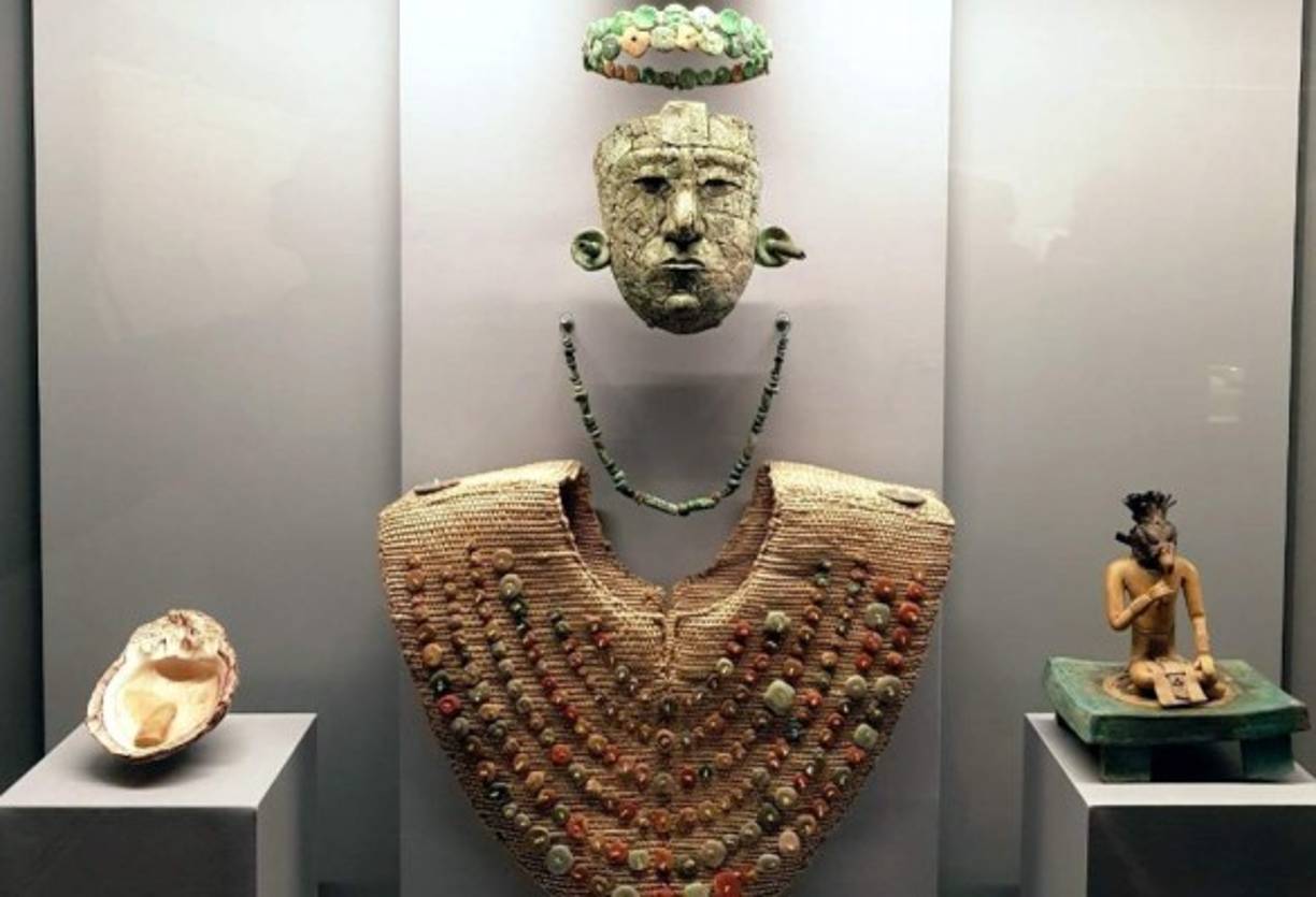 La reina fue sepultada con el tocado del dios Narigudo, compuesto de teselas de jade, concha y piedra caliza, que había sido concebido para encumbrar la condición suntuosa de su portadora en el más allá.